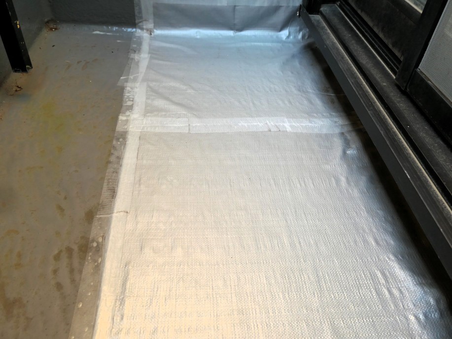 ブルーシートで床を覆う